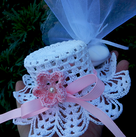 Cappelli a smerlo semplici bianchi con fiorellino colorato